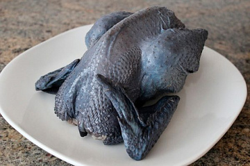 Фото Мясо черной курицы Аям Цемани (тушка)